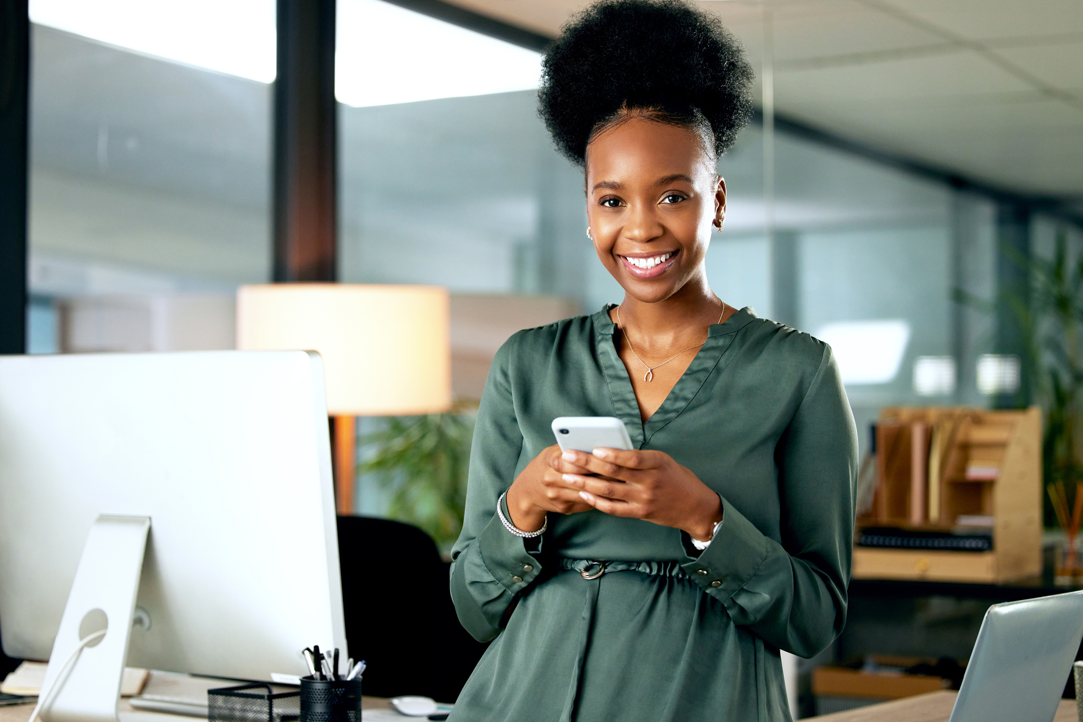 smiling employee happy about receiving fee-free pay from instant financial